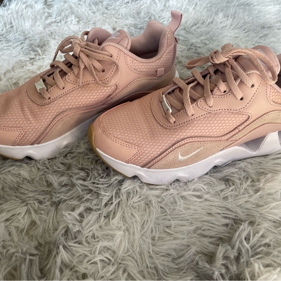 Blush pink Nike air maxes - Picture 2 of 3
